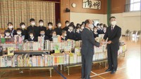 “図書館がない島”の子どもたちに本を 高松市の住宅会社が約1000冊を寄贈