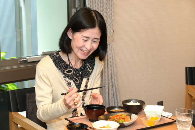 食事につく