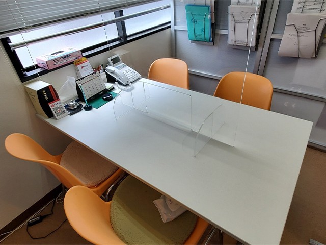 司法書士法人おうみアット法務事務所 会議中2