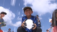 【涼を求めて】子どもたちが季節外れの「雪遊び」 雲辺寺山頂公園 香川・観音寺市