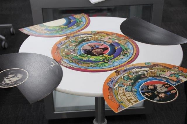 四方に展開