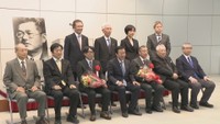 郷土が生んだ文豪に続け 香川菊池寛賞の贈呈式 初めて書いた小説で受賞の山下さん、次回作へ意欲