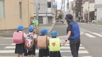 2学期スタートに合わせ下校する児童の見守り活動 企業や地域のボランティア約40人が参加 高松市