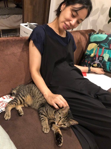 心配をよそにすぐに慣れました。「背中をなでられるのが好き、マッサージ中です」(Shingo Suzukiさん提供)