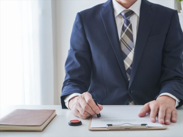 相続トラブルは放置すると悪化するおそれがあるため、早めに専門家に相談しましょう(c)Getty Images