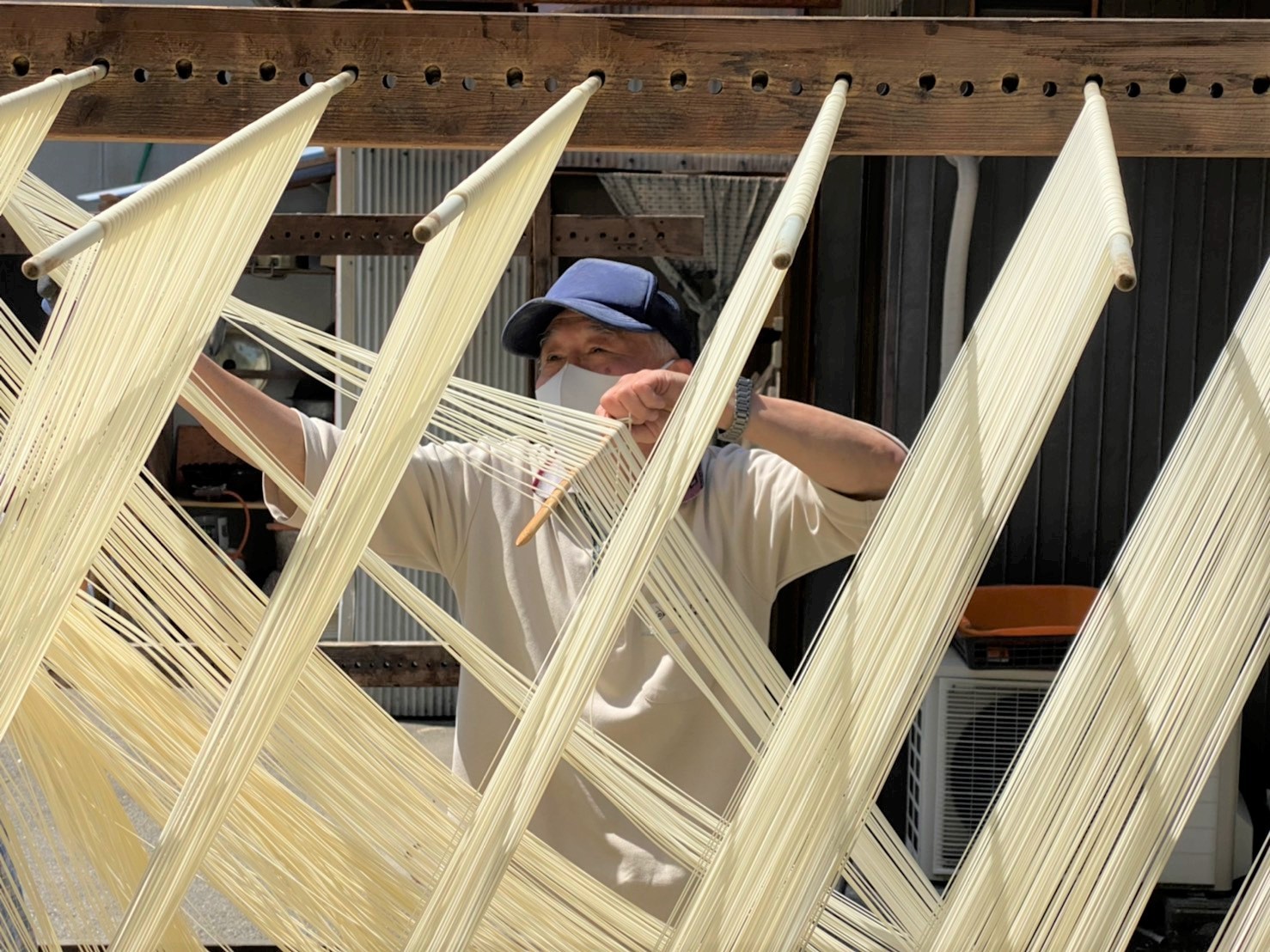 100年以上続く“かどぼし”で軒先に白く輝く手延べ麺 昔ながらの製法を守ったのは「機械いじりの知恵」だった
