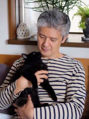 ダイナを抱く天久さん。「君に胸キュン」(亜実さん提供)