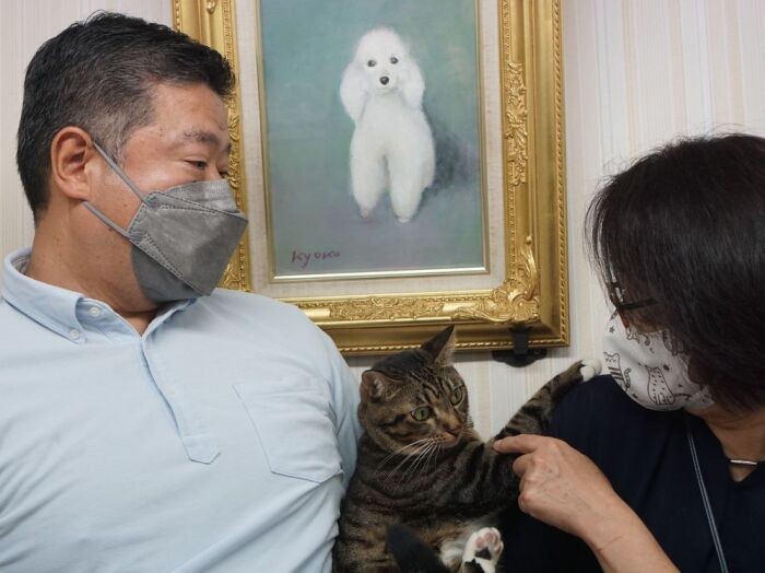 後ろに掛けてあるのはルッシーの絵です