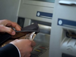 死亡した人の預金の引き出しは違法・罪になる?正しい引き出し方やトラブルになるパターンを解説