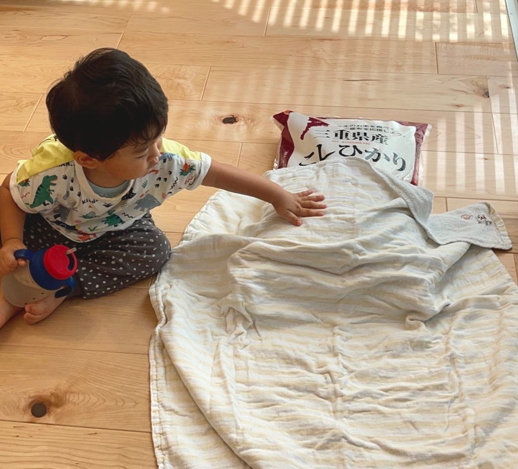 米袋を「寝かしといて」と言ったら“寝かしつけ”をしていた2歳児 寝顔もしっかり確認!?