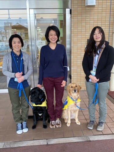 今回お話をしてくださった水上言さん(左)、児童精神科医の丸山洋子先生(中央)、水上さんと同じく日本介助犬協会の柴原永佳さん(右)。名古屋市中央児童相談所に一時保護されている子供たちと犬とのふれあい活動