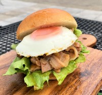 新名物「オリーブ豚半熟たまごバーガー」が誕生!豚肉と卵の絶妙なハーモニーが人気 津田の松原SA 香川・さぬき市