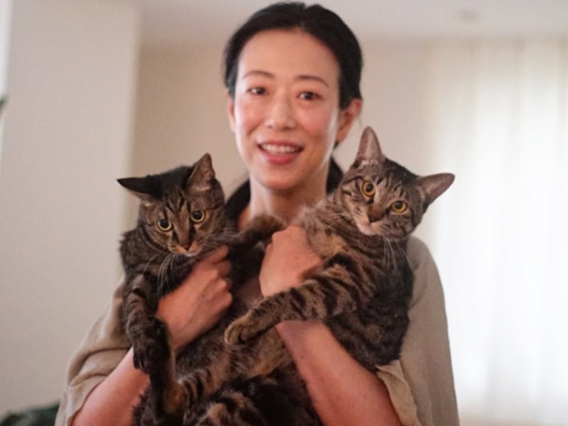 いつも2匹に癒されている新井さん(庄辛琪 撮影)