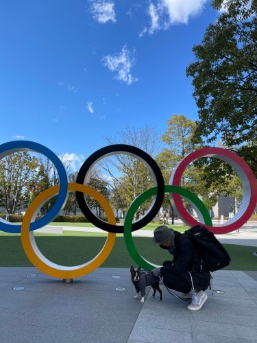 お散歩好きファミリー。大好きなパパとはい、チーズ!(提供:お母さん)