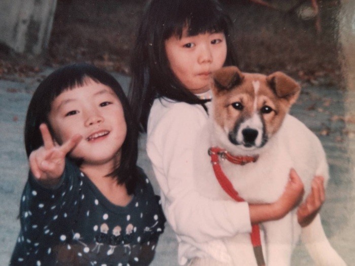 子供の頃飼っていた愛犬「アップル」と。「亡くなった時、なぜ病気に気づいてあげられなかったのかと歯がゆい思いをしたことが、現在の仕事を目指したきっかけです」(浅野さん提供)