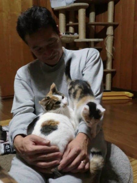 ももちゃん(右)とお父さんに甘える