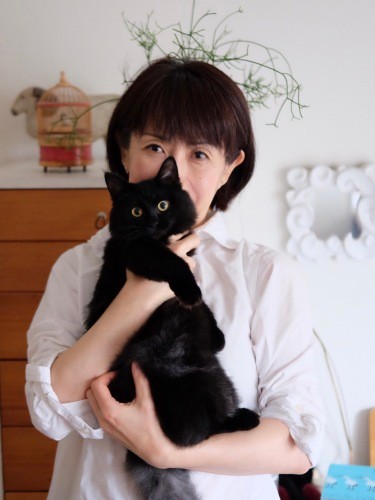 ダイナを抱く亜実さん。「可愛くて大好き」(亜実さん提供)