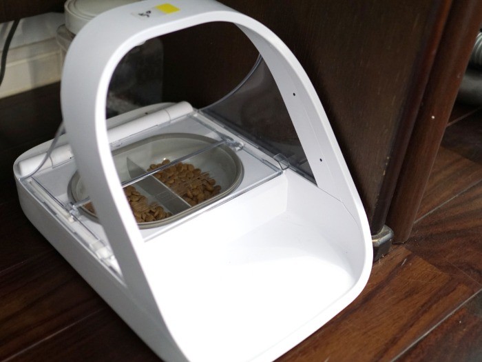 日中、留守でも同居猫がくーたんの療法食を食べないように、IDセンサー付きのフード供給器を3匹分導入