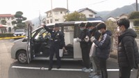 若い世代に警察の仕事の魅力を知ってもらおうと岡山市で体験会が開かれる