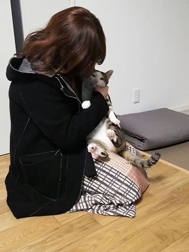 でか丸を抱きしめる女性