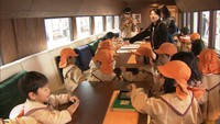 園児が観光列車「四国まんなか千年ものがたり」を見学 憧れの車両に大はしゃぎ 香川