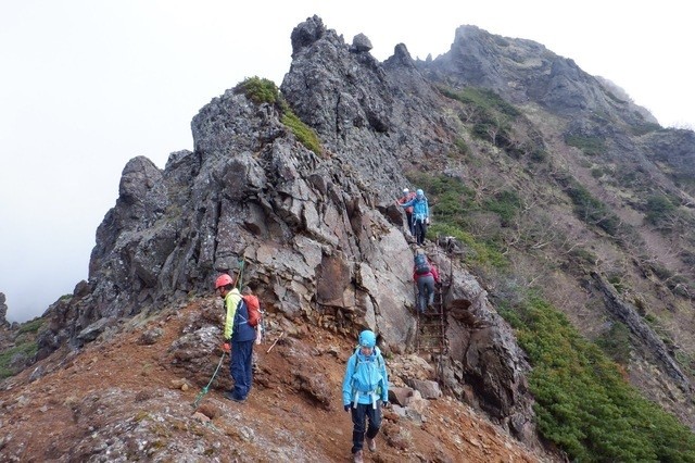 やまたみ山トレ赤岳 やまたみ所属の山岳ガイドが指導する夏山に向けたトレーニング企画が『山トレ』。八ヶ岳の赤岳で岩場や鎖場、はしご歩きをトレーニングする