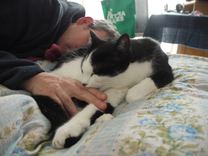 日に何度も文さんの夫の指を吸って落ち着いていたクストーくん。人間の悪い箇所を温めて癒やしてくれるやさしい子だったそう(文さん提供)