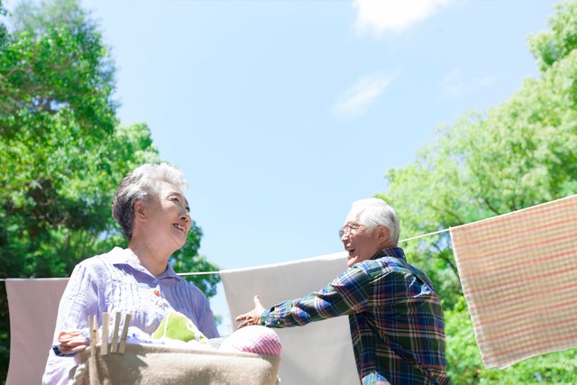 洗濯する老夫婦