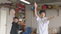 フラダンスを踊る2人の男子小学生 目指すのは「キレがある力強いフラダンス」 香川・高松市【こどもミライパーク】