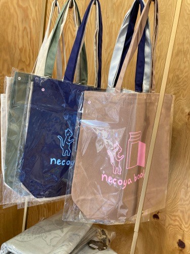 オリジナルトートバッグは2,222円(税込)