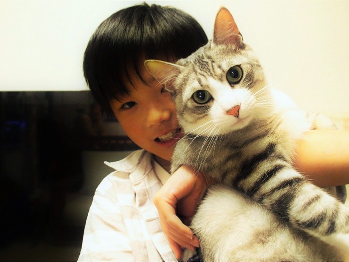 ゆずきくんを抱く桜大くん。「重いんだ」