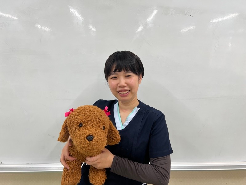 母校の大阪ECO動物海洋専門学校で外部講師として、実習のアシスタントを務める波戸さん。「自分が先生になるとは思ってもいませんでした」(波戸さん提供)