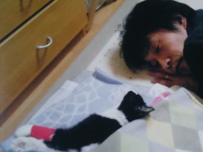 幼くして闘病した紅音に添い寝する尚生さん