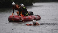 水害に備えた救助訓練 水中に沈んだ人を探査装置で探す 岡山・新見市