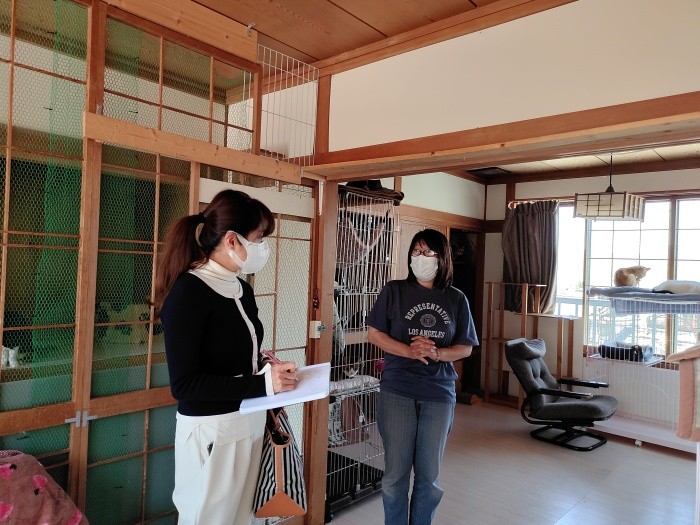 筆者の西平と副代表の松井ルミさん。松井さんはTNRをメインに活動をしている