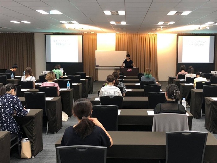 メーカー主催のセミナーで講師を務める(仲地さん提供)