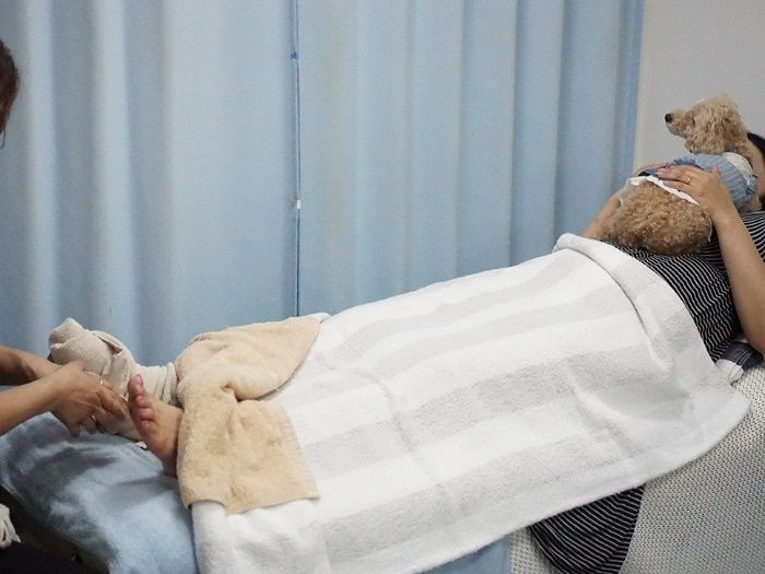 足の施術もプリンちゃんの接待も気持ちよさそう