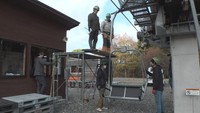 岡山・真庭市のスキー場で12月のオープンに向け準備 リフトを取り付け