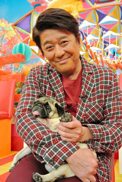これまでにたくさんの保護犬や保護猫を飼ってきた坂上忍さん。「一つひとつの出会いを、これからの活動に生かしていかないと」と話す。写真は4番目に迎えた「森田パグゾウ」と=2018年11月、東京都港区のフジテレビ