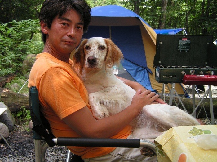 3歳6カ月。那須でエリアルを抱く長谷川さん「ラブラブ~」 (長谷川さん提供)