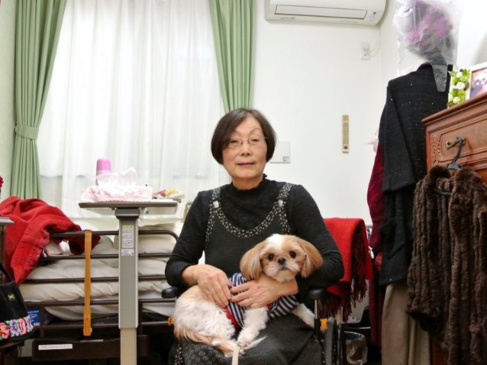 自室で愛犬の「シーちゃん」とくつろぐ好川さん