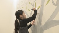 子どもたちが画家と一緒にワークショップ 病院内の壁に絵を描く 香川・坂出市