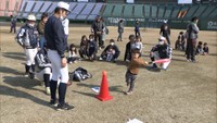 野球に似たニュースポーツ「ティーボール」を親子で楽しむ教室 岡山・倉敷市