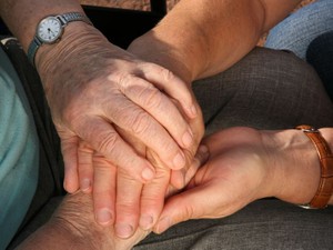 相続でもめるポイント8  認知症の母のお金を使い込む兄…任意後見人になるのを阻止できる?