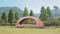 世界的な彫刻家・流政之の「風の石笛」が香川へ 三菱UFJ銀行から流財団に寄贈