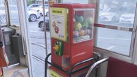 受験生の合格のお守りに 路面電車に「滑り止め砂」カプセルトイ登場 岡山市