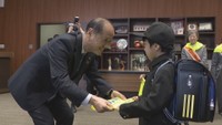 新入学児童に「交通安全の願い」込めたランドセルカバーを贈呈 岡山市