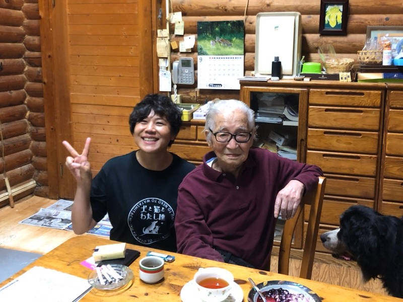 ムツゴロウさんこと、畑正則さんと。二代目襲名の相談中…?(青木さん提供)