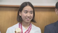 全中・競泳女子背泳ぎ100mで優勝 京山中学校2年の森優さんが岡山市長に報告