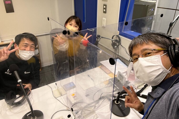 小山市のコミュニティーFM「おーラジ」で福祉について語る番組も持っている鈴木さん(写真右)=2023年2月撮影、本人提供